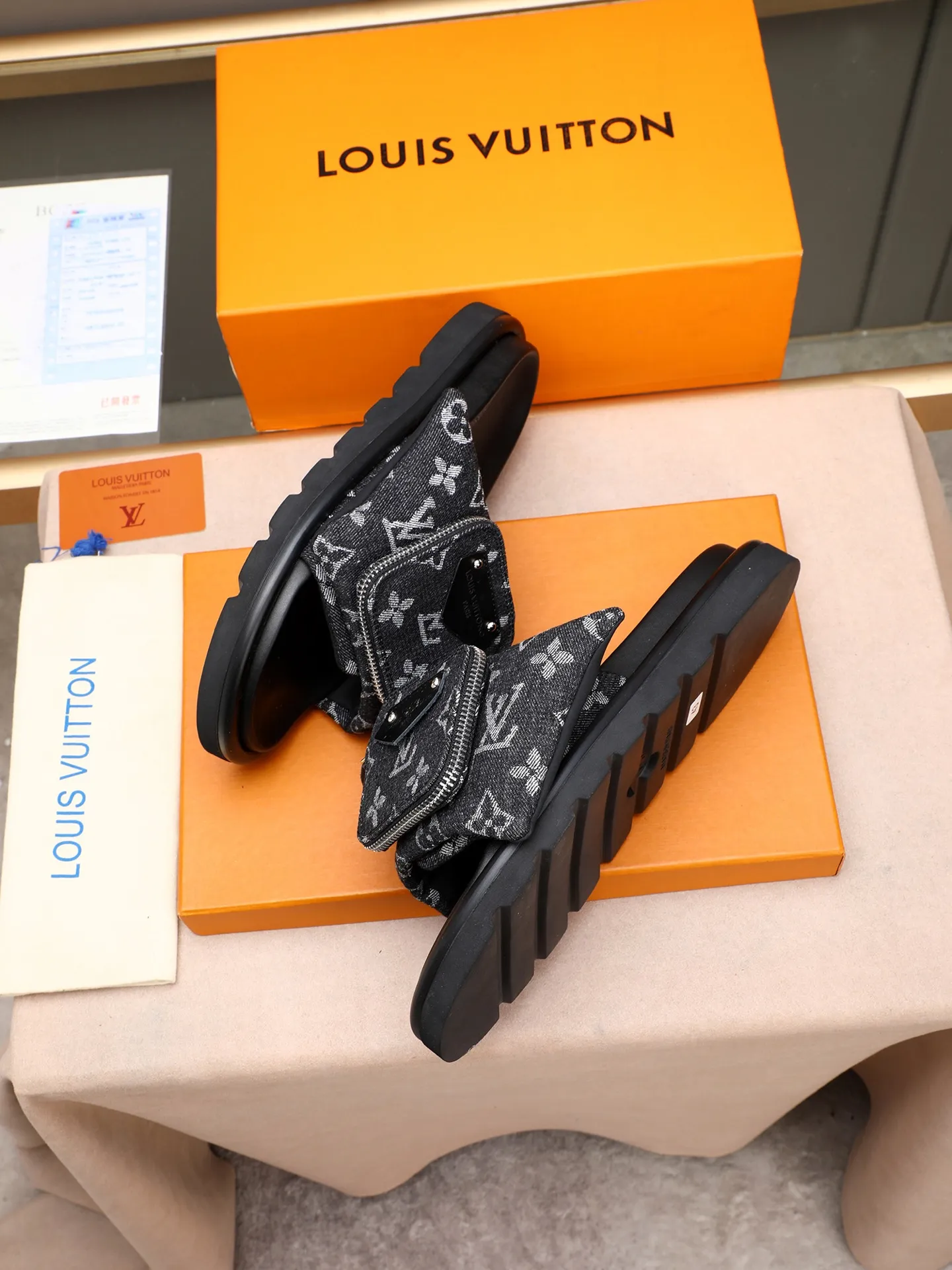 PP400 couple model with drawer box [LOUIS VUITTON] Louis Vuitton, the latest LV official website printed wallet and men's and women's slippers🔥🔥🔥 are now on the market. The drawer box is packed with cloth bags and cards. The upper pattern looks very soft and waxy, and it is a super versatile leg slimming tool. Fabric: Imported denim/down silk cotton embossed, official website pattern printing, lining: water-dyed sheepskin down filling, comfortable to wear, feet: high elastic PU water table. Sole: foam sole, heel height: about 5cm. Size 35-46, 35, 45 and 46 are custom-made and cannot be returned or exchanged. Color: multiple colors available.